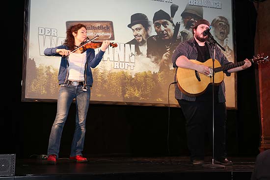 Special Guest in M&uuml;nchen ist Violinistin Anna Katharina Kr&auml;nzlein, hier zusammen mit Mathias Kellner, der die Nachfolge von Wolfgang Ambros bei "Die No. 1 vom Wienerwald" im Kultst&uuml;ck "Der Watzmann ruft" antritt(&copy;Foto: Martin Schmitz)